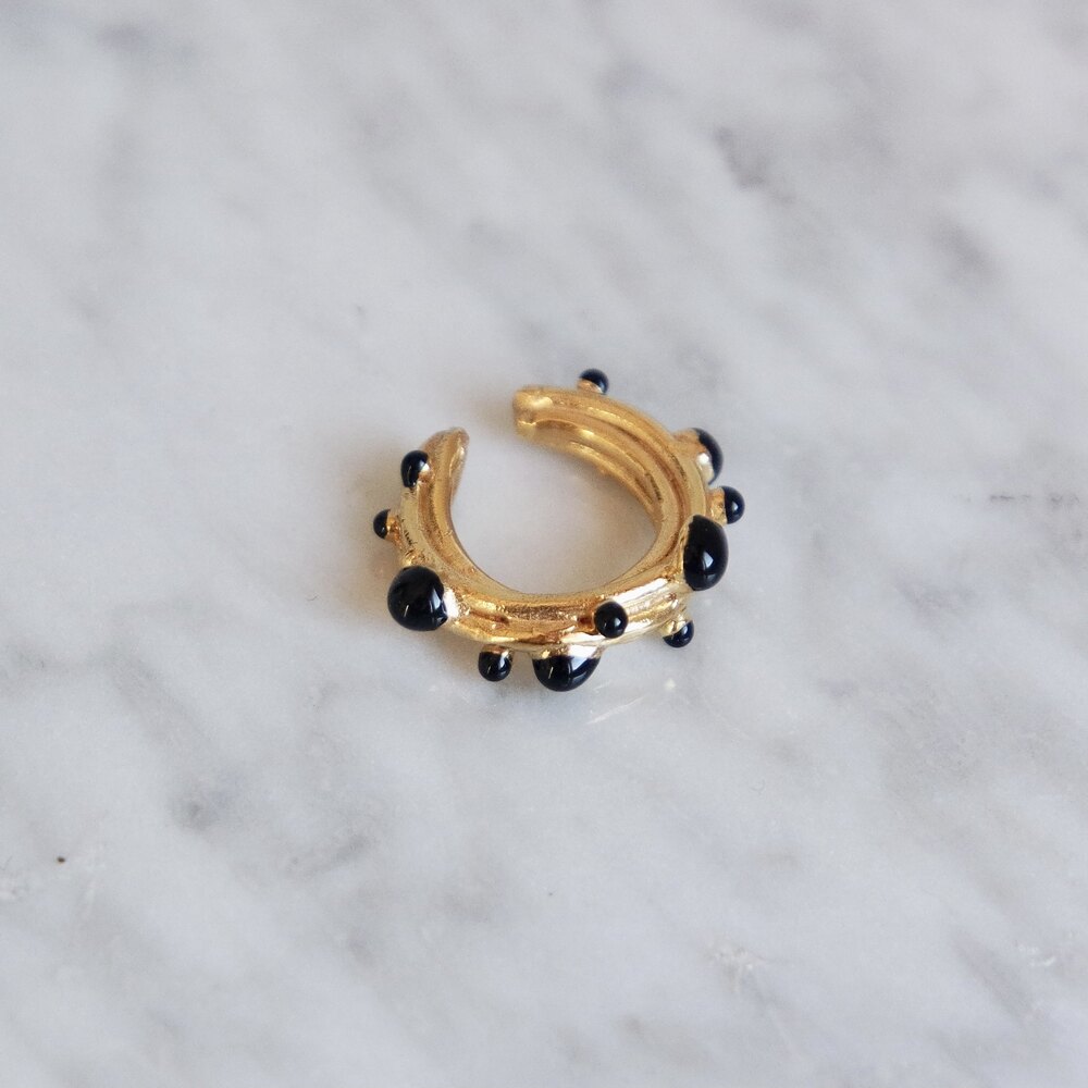 siyah detaylı earcuff