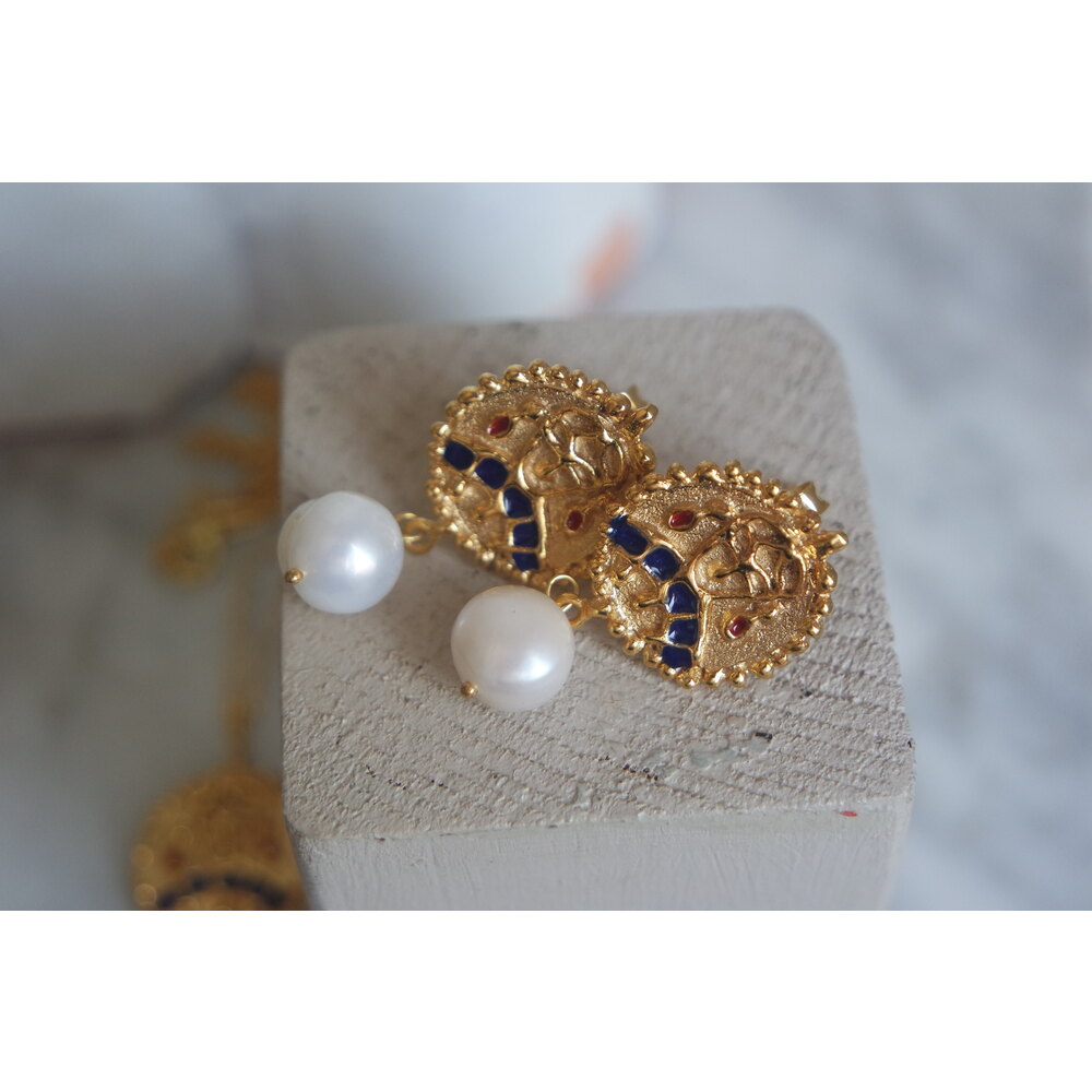 Aurum Regina (altın kraliçe) küpe (18 k altın kaplama, gerçek inci, mine, gümüş detaylar)