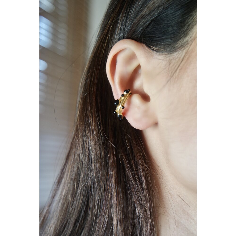 siyah detaylı earcuff