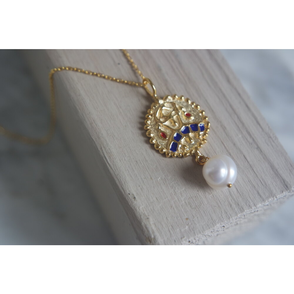 Aurum Regina (altın kraliçe) kolye,  (18 k altın kaplama, gerçek inci, mine, gümüş detaylar)