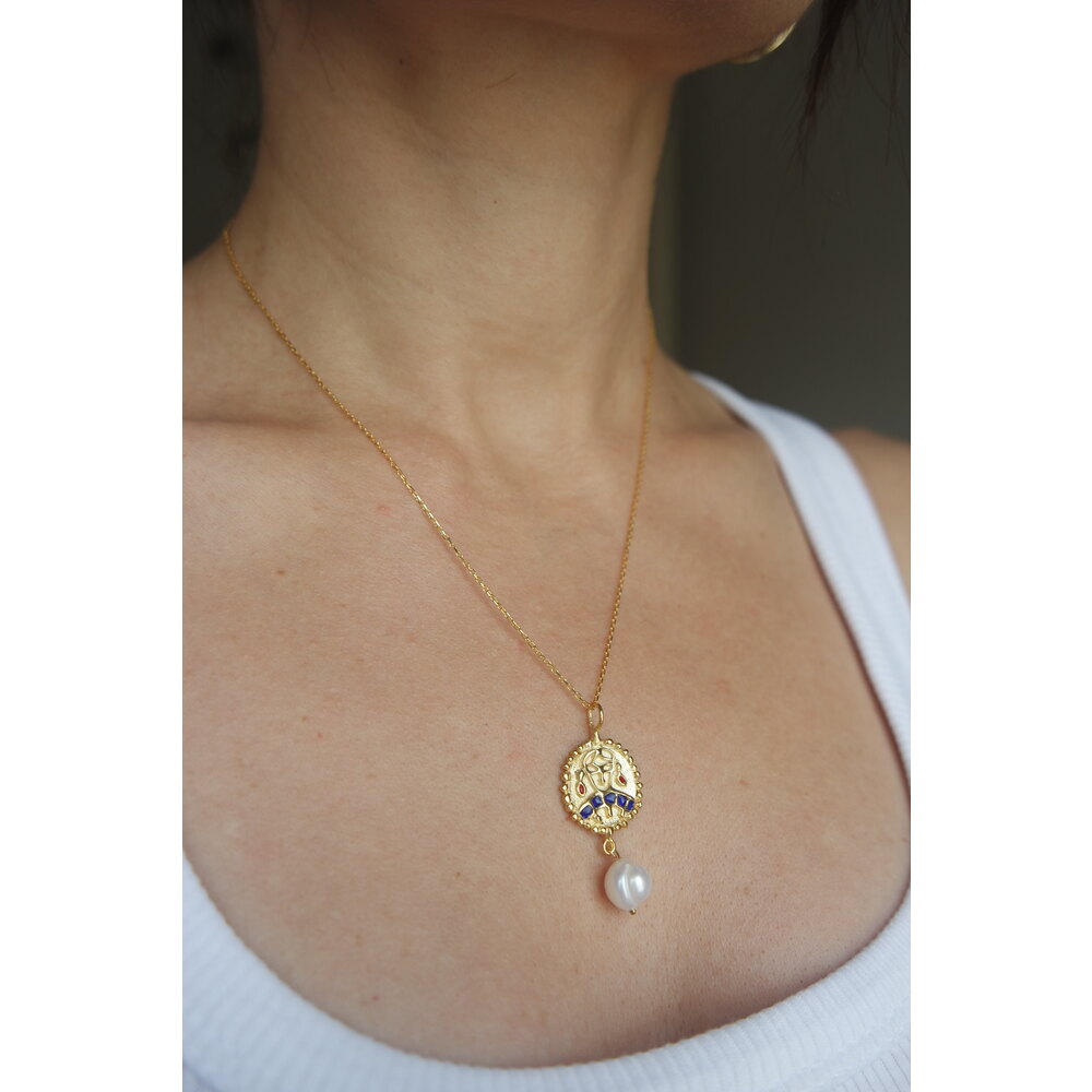 Aurum Regina (altın kraliçe) kolye,  (18 k altın kaplama, gerçek inci, mine, gümüş detaylar)