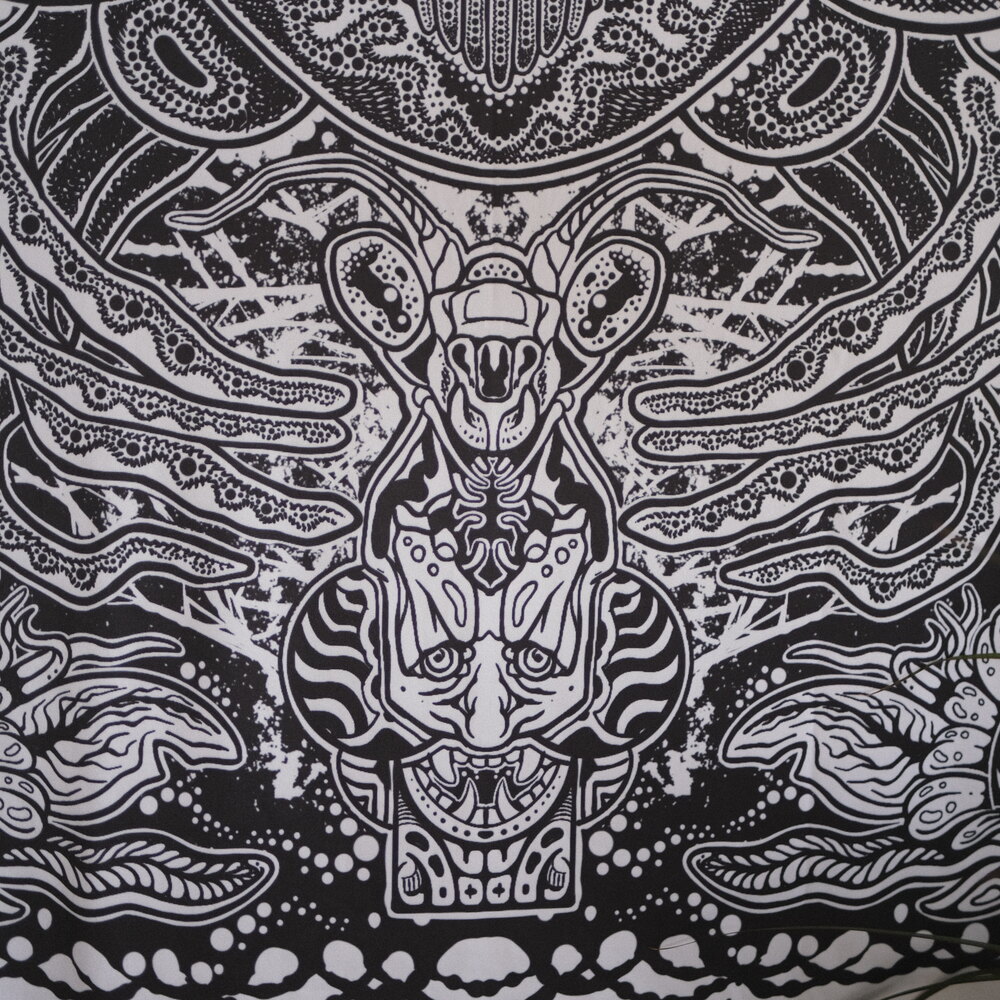 “GLOOMY VISION” 150*150 CM  duvar örtüsü