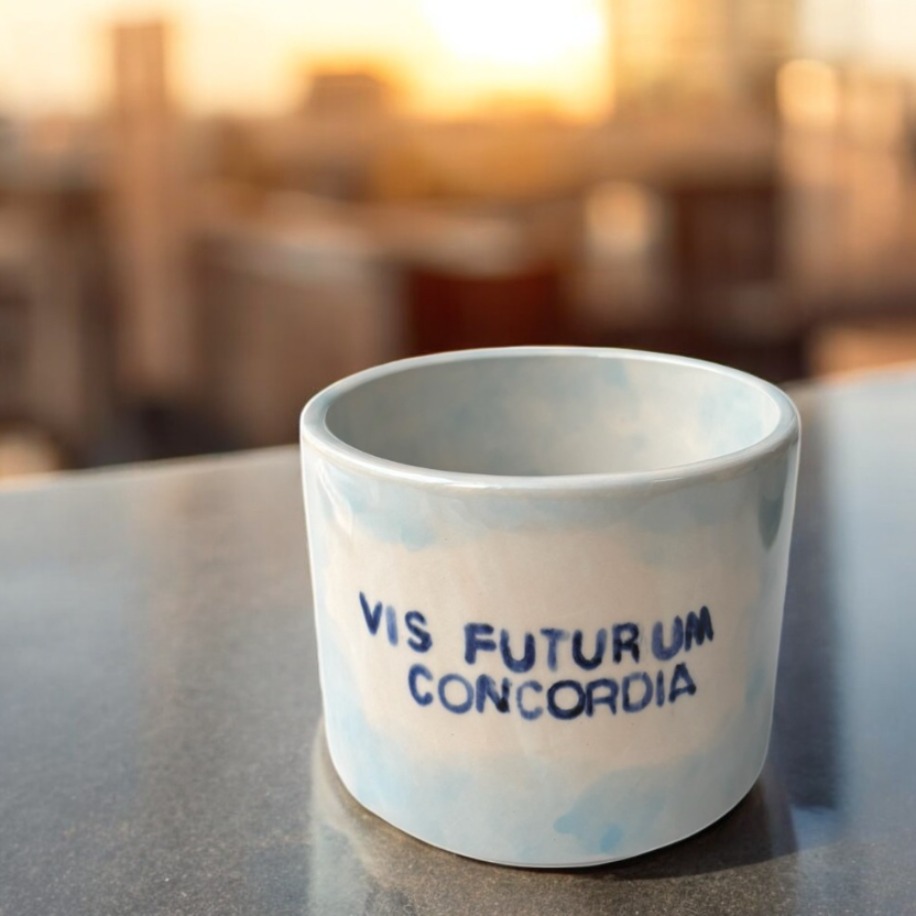 Vis Futurum Concordia | El Yapımı Seramik Kupa