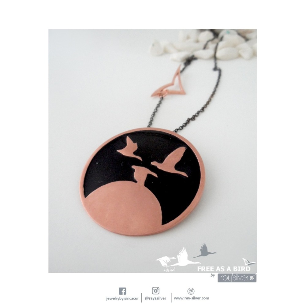 Uçan Kazlar Madalyon Rose Kolye - Siyah