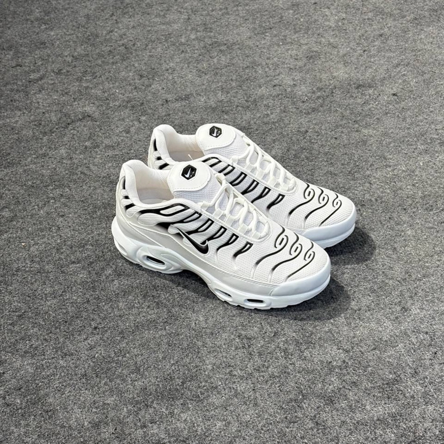 Tn white and black