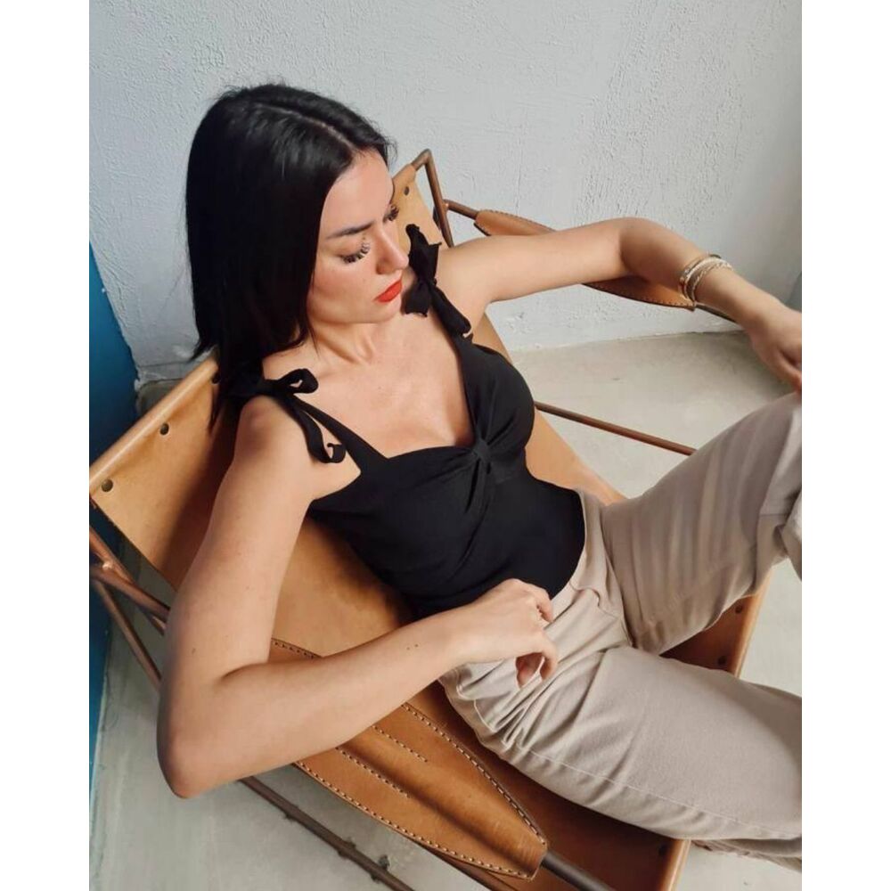 Omuzdan Bağlama Detaylı Triko Crop Bluz