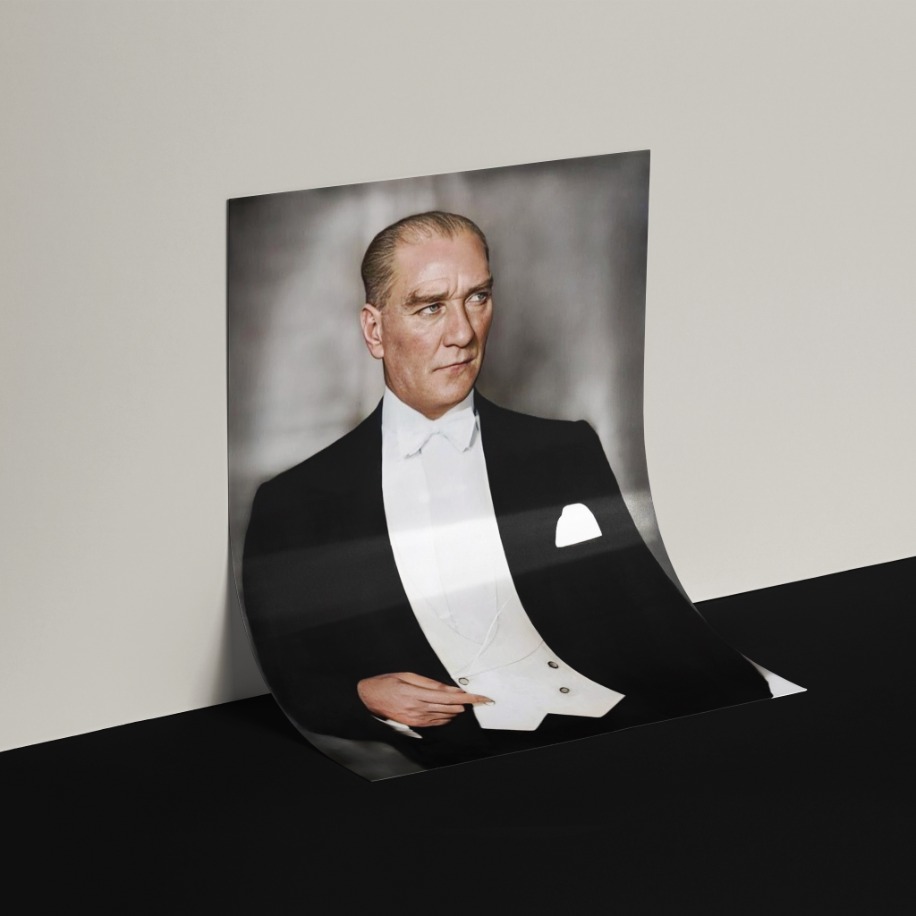 Takım Elbiseli Atatürk Posteri