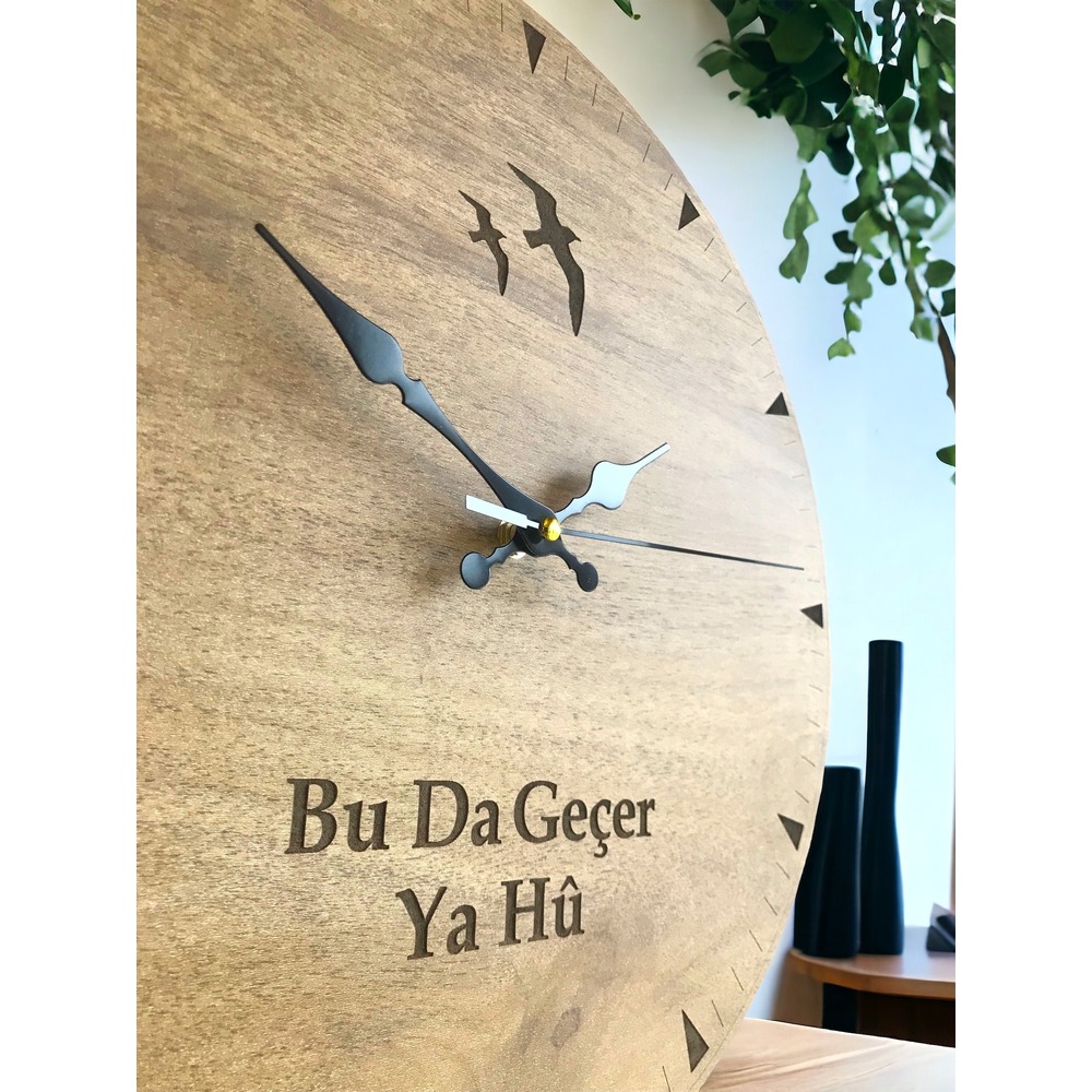 ''Bu da geçer yâ hûu..'' yazılı ahşap duvar saati