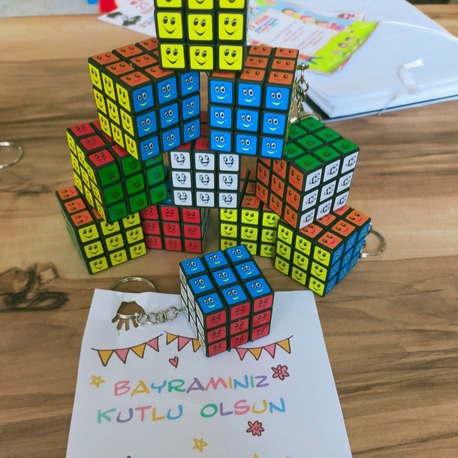 Güleryüz anahtarlık akıl küpü 
