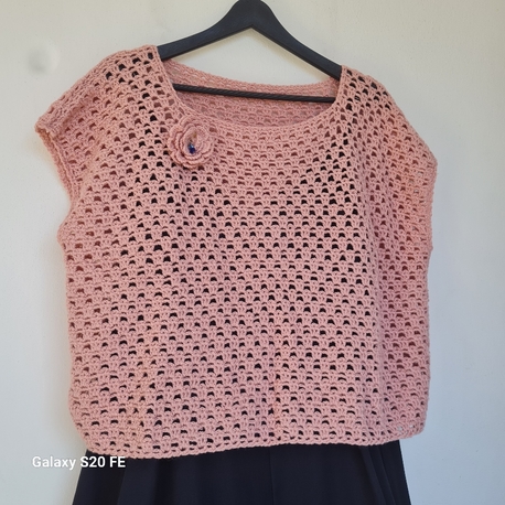 El Yapımı Boho Örgü Bluz – Pudra Pembe, Çiçek Broşlu, Yumuşak ve Romantik Sonbahar Stili