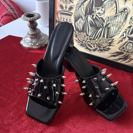 Zımbalı kalın topuklu terlik