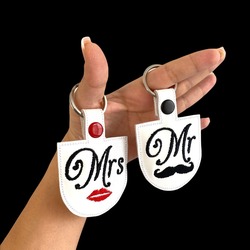 Beyaz Vegan Deri Üzeri Mrs&Mr  Nakışlı Deri Anahtarlık/Çiftlere Özel Tasarım