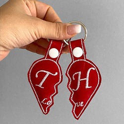 Vegan Deri Üzeri Harf Nakışlı Kırık Kalp Anahtarlık/Kişiye Özel Tasarım/Sevgiliye Özel