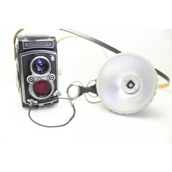 Rolleiflex 3.5 Carl Zeiss Tessar
Rolleiflex + RolleiFlash