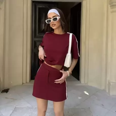 Yumuşak dokulu Kumaş Kadın Parçalı Bisiklet Yaka T-shirt Mini Şortlu Etek İkili Takım -Bordo