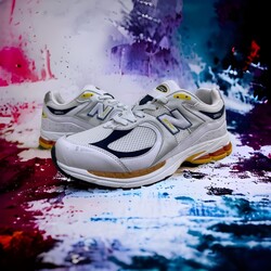 NEW BALANCE 2002R