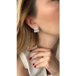 Gümüş rengi ızgara model küpe