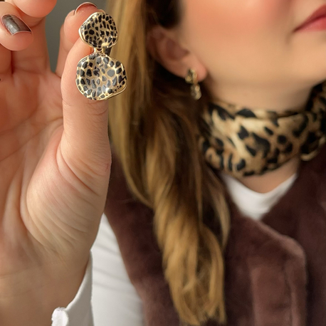 Sallantılı leopar küpe