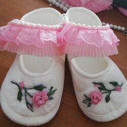 El İşi Nakışlı Bebek Patik