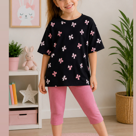 Siyah üzerine pembe fiyonk desenli t-shirt kaprili takım