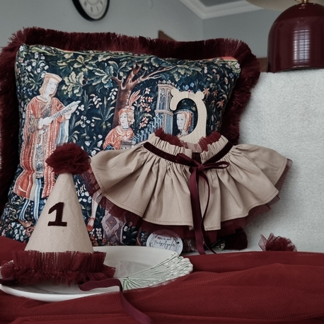 Bordo krem yaka ve party şapkası
