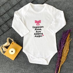 “Üzgünüm anne aynı adama aşığız “ baskılı,Çıtçıtlı badi 