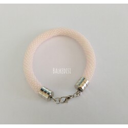 Pembe bileklik 