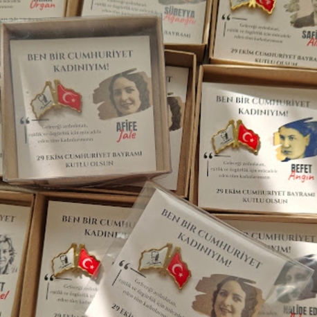 Cumhuriyet Kadınları Rozet