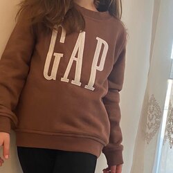 gap model sweatshirt