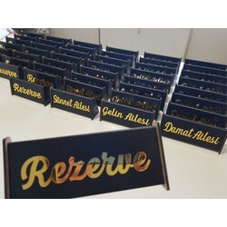 Ahşap pleksi Rezerve yazisi masa tipi