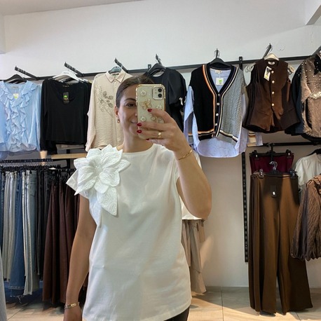 Beyaz, büyük çiçek detay tshirt