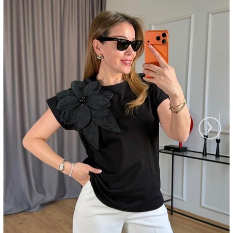 Siyah, büyük çiçek detay tshirt 