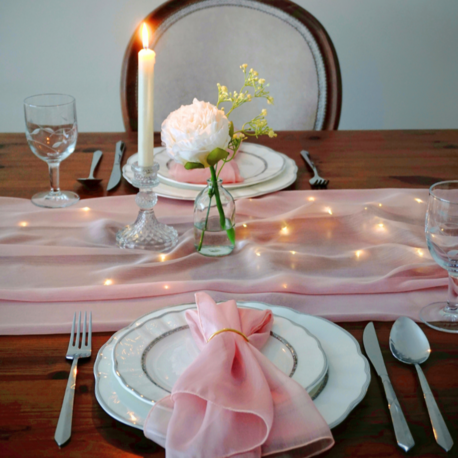 Romantik Masal: Sevgiliye Romantik Masa Süsleme & Pudra Pembe Runner Seti (2 Kişilik)