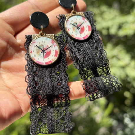 Vintage Saat Kadranı & Siyah Dantel Detaylı Sallantılı Bijuteri Küpe