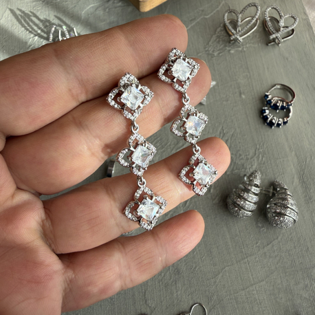 Zirkon Taşlı Üçlü Sallantılı Küpe 