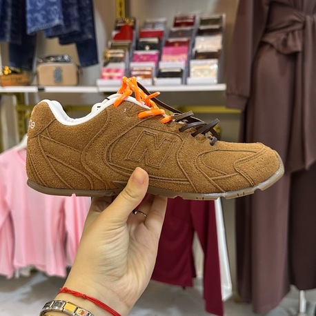 SNEAKER