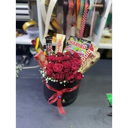 Kutu İçerisinde Gül ve Çikolatalar