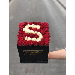 Kişiye Özel Kutuda Baş Harf Gül