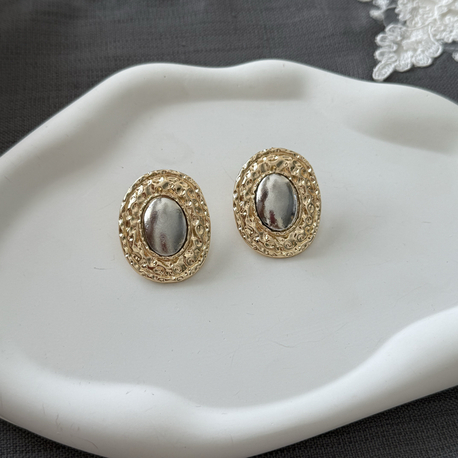 Mng model altın çerçeveli gümüş oval küpe