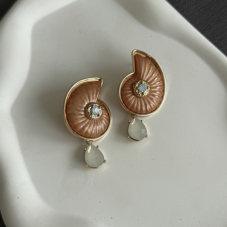 Bej salyangoz opal taşlı küpe