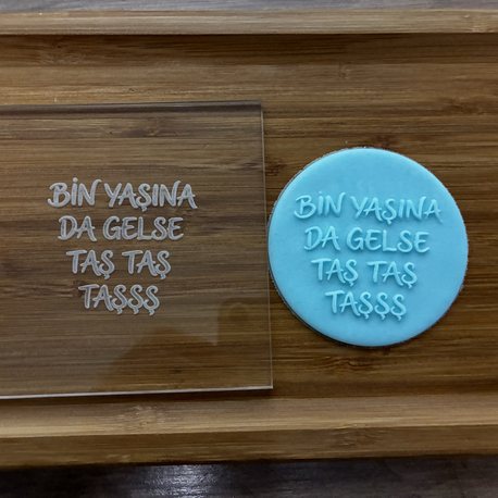 26454 Bin yaşına da gelse taş taş taş yazılı pleksi kabartma plakası 