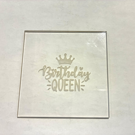 26478 Birthday queen yazılı pleksi kabartma plakası 