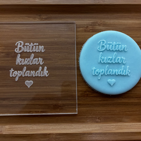 26394 Bütün kızlar toplandık yazılı pleksi kabartma plakası 