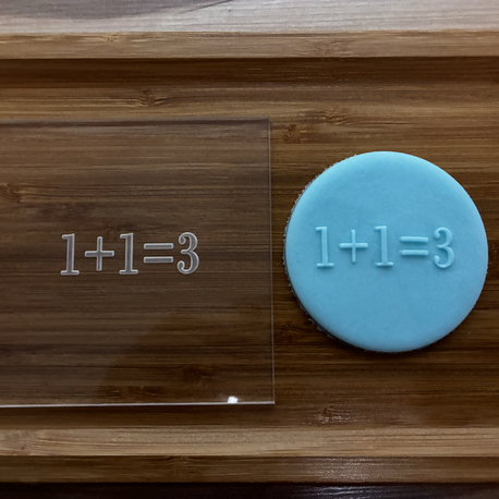 1+1 =3 yazılı pleksi kabartma plakası 