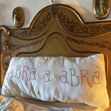 Abracadabra yastık
