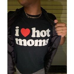 Hot Moms - T-Shirt