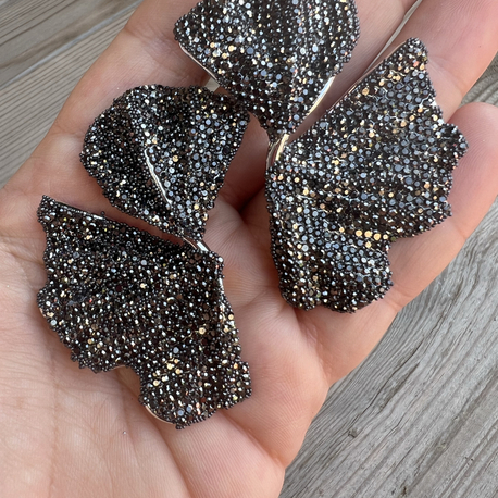 Sparkly black floral küpe