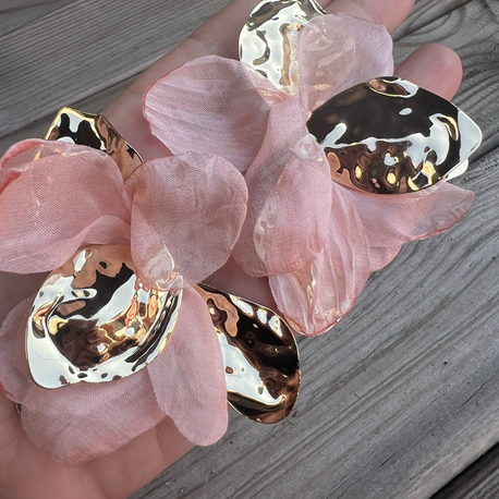 Pudra kumaş detaylı gold floral küpe