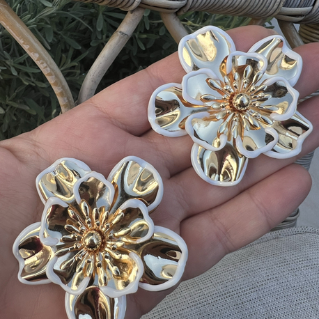 White gold floral küpe