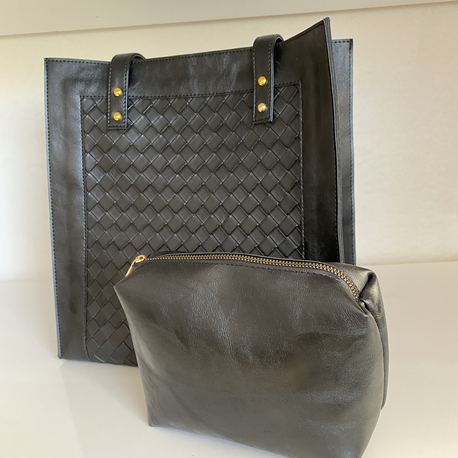 KOLLU ÇERÇEVE BOTTEGA DESENLİ SİYAH YAVRULU ÇANTAMIZ
